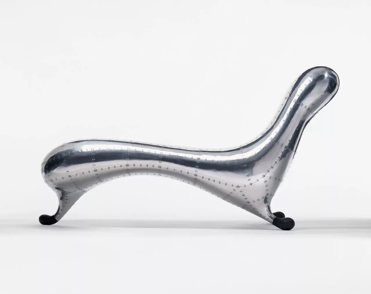 LOCKHEED LOUNGE, 1988 POD/MARC NEWSON EDITION, Riveted aluminum, GRP, rubberized paint (edition of 10 + 4 artist’s proofs [black feet] + 1 prototype [white feet]) © Marc Newson